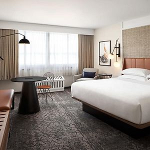 Habitación Adaptada para Personas con Discapacidad Auditiva con Cama King